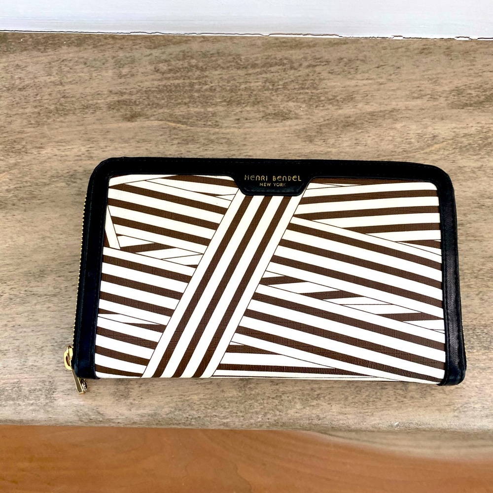 Large Henri Bendel zippered wallet